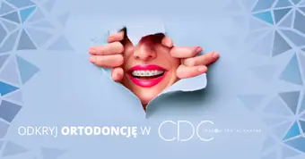 Osoba z aparatem ortodontycznym i jasnoróżową szminką uśmiecha się przez rozdarcie na jasnoniebieskim tle papieru. Polski tekst na dole brzmi Odkryj ortodoncję w CDC. Po bokach widoczne są geometryczne wzory.