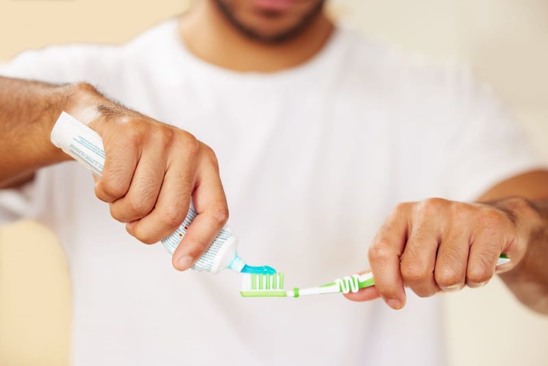 Nakładanie pasty do zębów na szczoteczkę