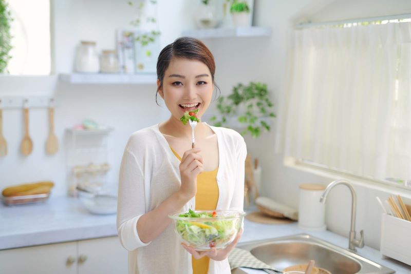 Kobieta jedząca sałatkę podczas białej diety